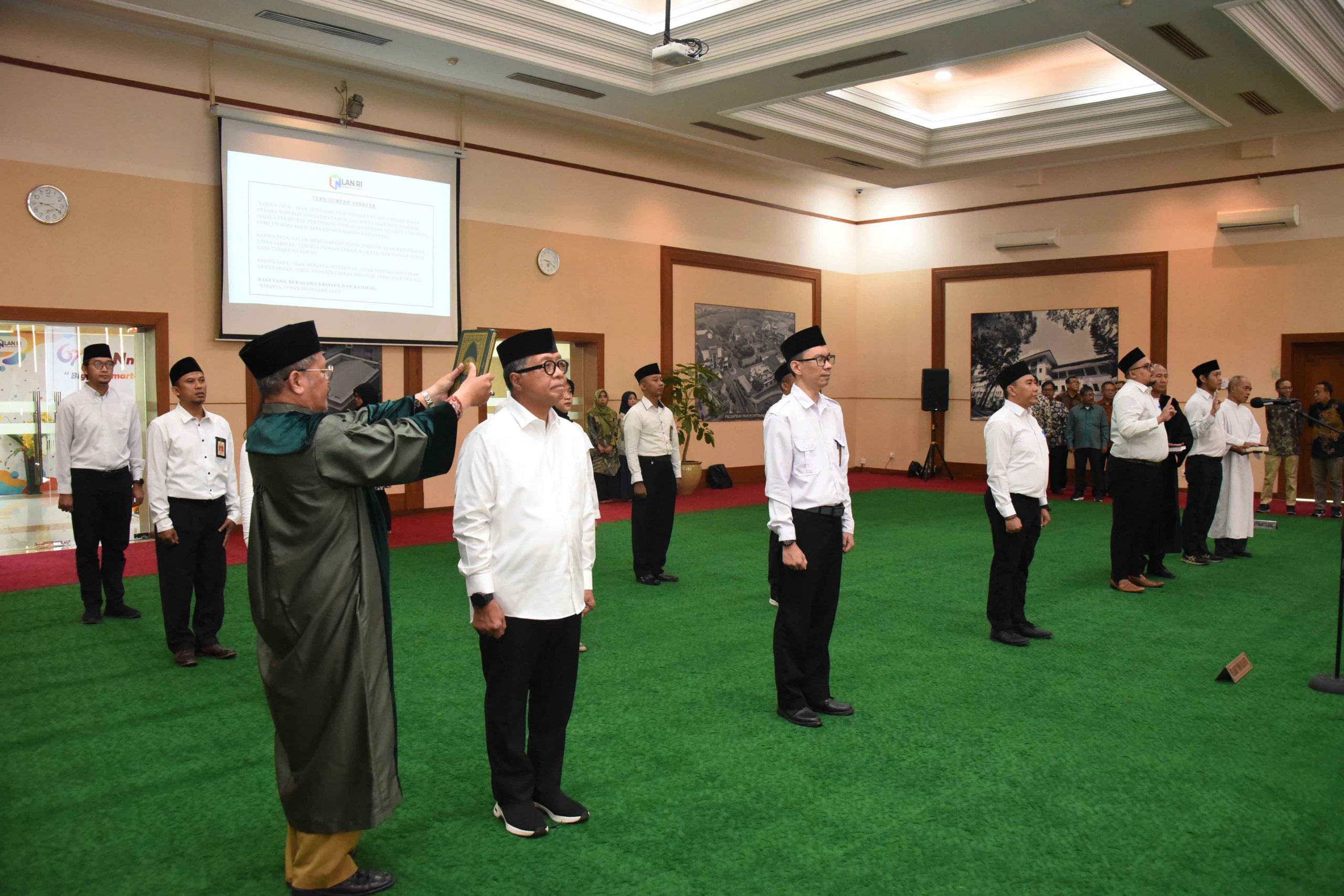 Lantik 18 Pejabat Fungsional, Kepala LAN Dorong Pegawai Untuk Terus Kembangkan Ekpertisnya